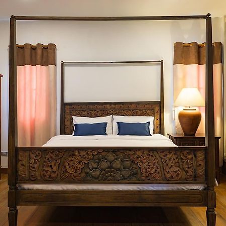 Artisan'S Antique House - Silom Villa Bangkok Bagian luar foto